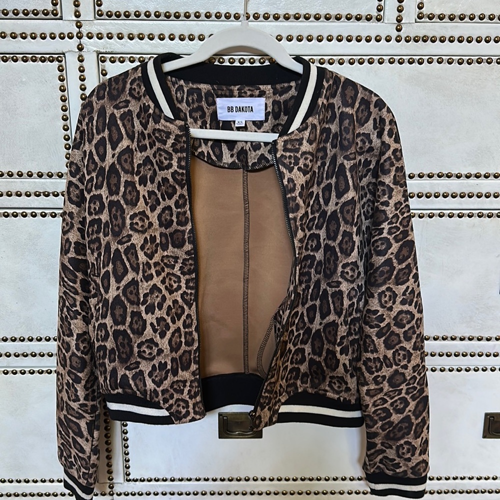 Cutest BB Dakota leopard bomber jacket 🐆